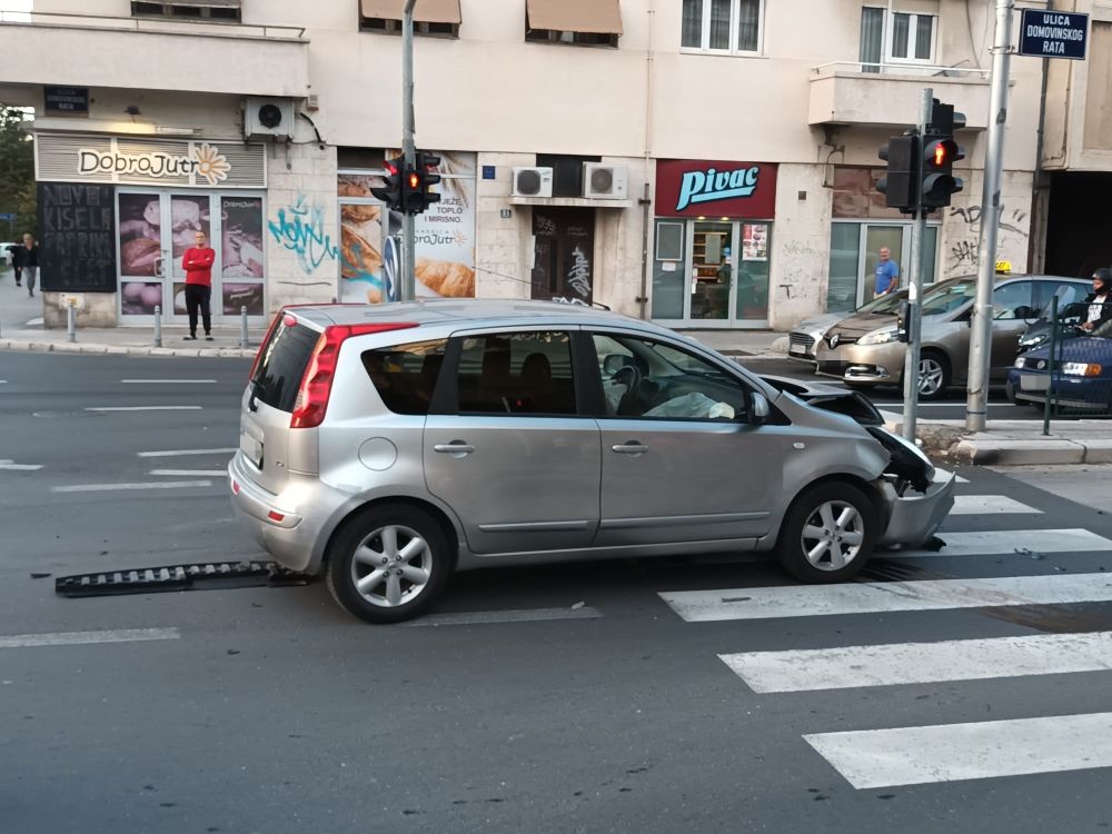 Foto Video Prometna Kod Kroma Sudarila Se Dva Automobila Dalmatinski