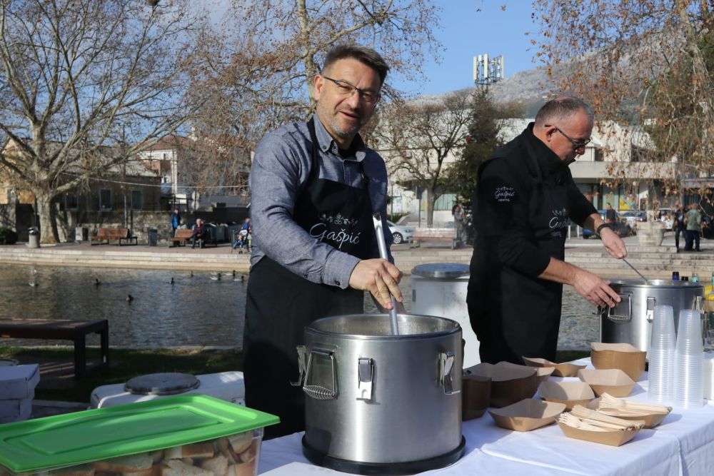 Fotogalerija Dan Uo I Badnjaka Solinjanima Tradicionalno Podijeljen