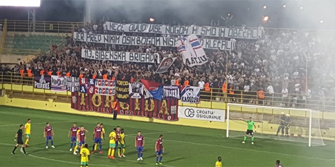 VIDEO: Torcida istaknula transparent u čast 113. šibenskoj brigadi i upalila baklje