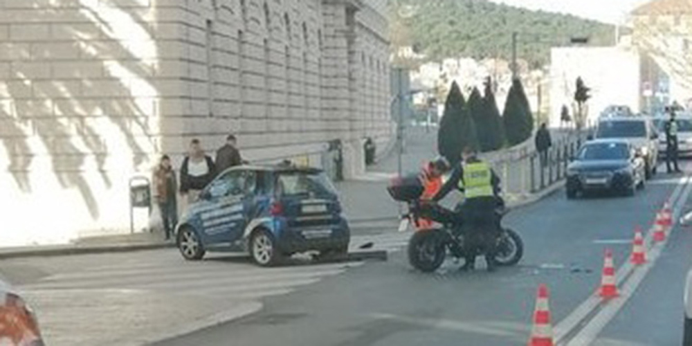 PROMETNA NA PAZARU Sudar auta i motocikla jedna osoba ozlijeđena