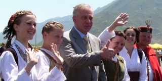 Ćaća vas prati na Fejsu, a je li vas nekada hapsio?