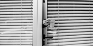 Konobara ne bi spasija simpatičan izgled da mi je donija bilu kavu umisto makijata, a pogled Filipove žene udarija me ka auto