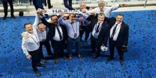 Mamić i Šuker poziraju s Hajdukovim šalom kao što se visoka klasa fotografira s ustrijeljenim lavom ili nekom egzotičnom životinjom