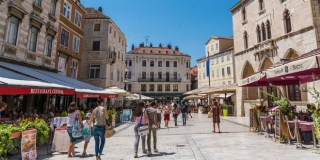 TUČNJAVA NA PJACI Konobar napao gosta koji je odbio platiti račun?