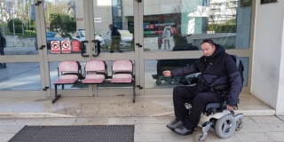 BLOKIRANA VRATA Zatvorili ulaz zbog jakog vjetra, policajci pružaju pomoć osobama s invaliditetom