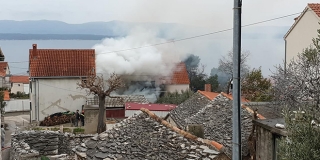 POŽAR U BOLU Planulo napušteni objekt, vatrogasna vozila se probijala uličicama