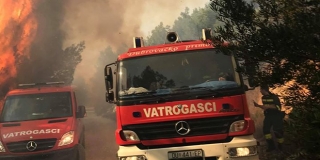 FOTOGALERIJA Požar kraj Stona, vatru gase i zračne snage