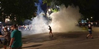 DRAMA U BEOGRADU Policija i prosvjednici mlatili se satima, ljudi ležali na cesti