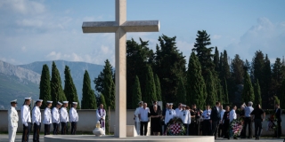 OBILJEŽAVANJE OLUJE U SPLITU Niz zgradu Banovine izvješena 22 metra duga hrvatska zastava, mimohod i vatromet večeras