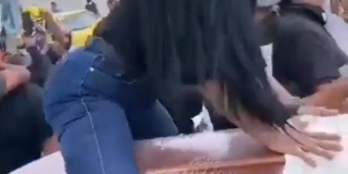 VIRALNI VIDEO Zaplesala na lijesu pokojnika