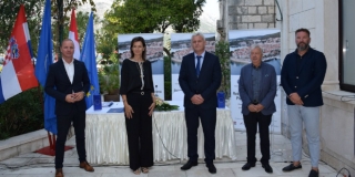 FOTOGALERIJA Potpisan ugovor za rekonstrukciju lukobrana Puntin