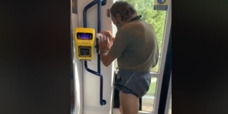KORISTI OD KORONE: Sredstvom za dezinfekciju u autobusu oprao se od glave do pete