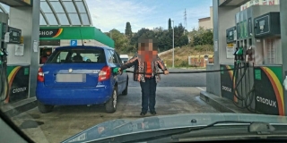 KAKVA KRALJICA: Slika govori tisuću riječi