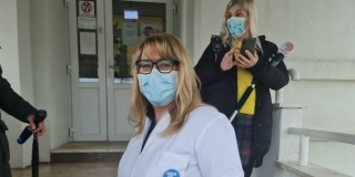 DR. KARIN: Cjepiva je malo. Dijelimo onako kako dobivamo