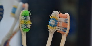 Kako se riješiti bakterija s četkice za zube?