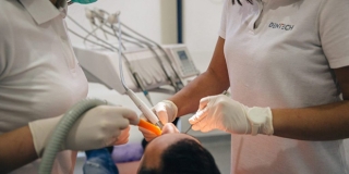 Trebate aparatić za zube, ugradnju implantata ili porculanske ljuskice? Iskoristite popuste u Dentechu!