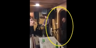 VIDEO Na korona-dernek na Palama upao s automatskom puškom i zapucao u krčmi