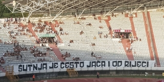 Na sjeveru izvješen transparent uz poruku