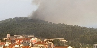 POŽAR NA MAKARSKOJ RIVIJERI Gori Kraljev gaj kraj Tučepa