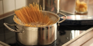 Zašto treba obratiti pažnju na boju tjestenine (i vode u kojoj se kuha)