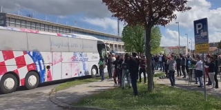 VIDEO: Pogledajte reakciju navijača u Koprivnici kada je na stadion stigao Hajdukov autobus