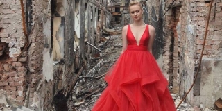 POTRESAN PRIZOR Maturantica iz Ukrajine došla u razrušenu školu na dan maturalnog plesa