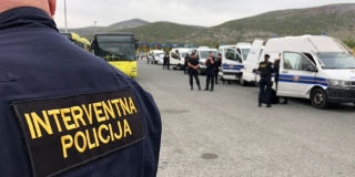 Iz auta izvrijeđala zapovjednika voda interventne u civilu: 'Što me gledaš, hoćeš da ti vilicu izbijem, p…o jedna mala'