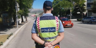 TEŠKA NESREĆA U PLANOM Teret s kamiona pao na automobil