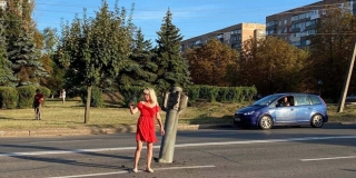 GRAD GORI, ŽENA SE SLIKA 'Nabacila' selfie pored raketa koje su na Ukrajinu bacili Rusi