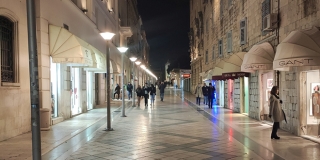 Rasvjetni stupovi u Marmontovoj su očišćeni i ofarbani  - prvi put od kada postoje