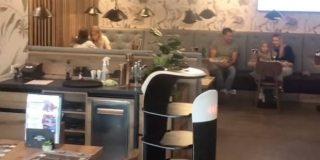 ATRAKCIJA U DUGOPOLJU: Robot pomaže konobarima u restoranu, pogledajte video