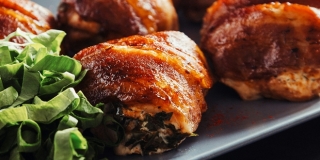 RECEPT Piletina u slanini i salata od tjestenine