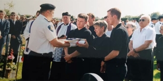 LJUBAV NE POZNAJE GRANICE Usred rata, 1992. godine, otišla je u Beograd naći supruga kojemu se izgubio trag na Trpinjskoj cesti