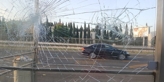 Razbijao stakla na autobusnoj postaji pa zaradio kaznenu prijavu