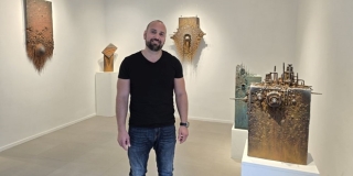 Distopijske SF skulpture, reljefi i instalacije makarskog umjetnika Vice Glibote oduševile Crikveničane
