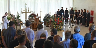 FOTOGALERIJA Renato Baretić pokopan na Lovrincu, od njega su se oprostili brojni prijatelji i kolege