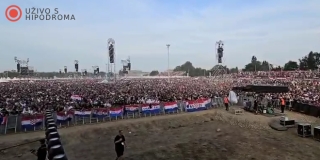 VIDEO ZA NAJEŽIT SE: Pogledajte kako 300.000 ljudi pjeva domoljubnu pjesmu koja je 1991. okupila najbolje hrvatske pjevače!