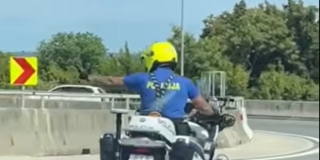 VIDEO Policajac pomogao osloboditi cestu unesrećenim turistima