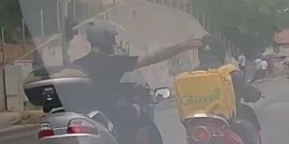 VIDEO Skuteraš za vrijeme vožnje udario dostavljača