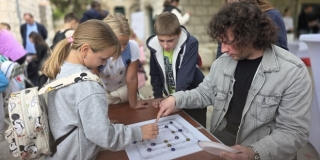 KROZ IGRU DO ZNANJA: U Saloni otvorena gostujuća izložba 'Kocka je bačena – drevne društvene igre na ploči'