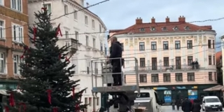 VIDEO: Počelo postavljanje Božićne jele na Pjaci