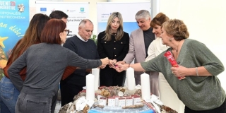 SPLITSKI GASTROADVENT Pod geslom 'Neka ocean diše' novinari tiskanih medija zapalili prvu svijeću