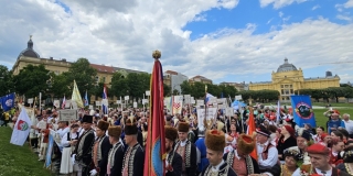 U 18.15 NA HRT 2: Danas se premijerno prikazuje dokumentarni film Svehrvatska zborska povorka