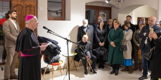 FOTO Umjetnici Karmelu na dar: Izložba koja je spojila suvremenu umjetnost i pola stoljeća duhovnosti na Kamenu