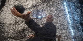 ONLINE IZLOŽBA: DRAŽEN PEJKOVIĆ 'Njegova manipulacija apstrakcijom, asocijativnošću i arhitektonskim elementima rezultira upečatljivim skulpturama'