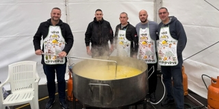 FOTOGALERIJA Badnjak u Podstrani: Podijeljeno 500 porcija bakalara unatoč kišnom vremenu