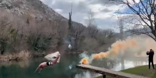 VIDEO: Nastavljena tradicija novogodišnjih skokova u Cetinu