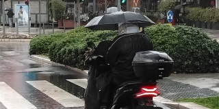 Kad kiša ne prestaje: Na skuteru s kišobranom