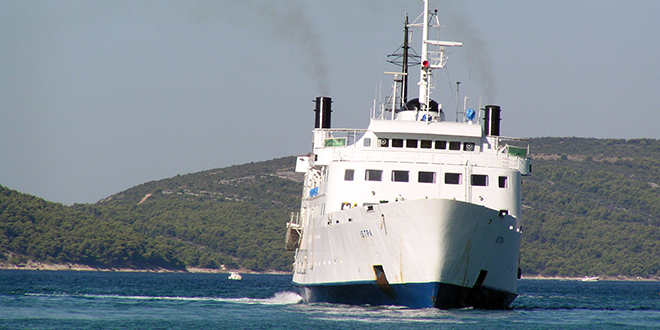 Supetarski HDZ hvali se kako je uspio promijeniti plovidbeni red trajekta za Split da bi pomogao medicinskom osoblju