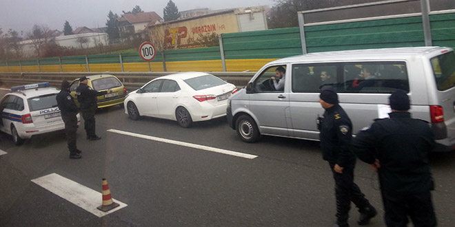 Policajci legitimiraju Hajdukove navijače koji su preplavili autocestu